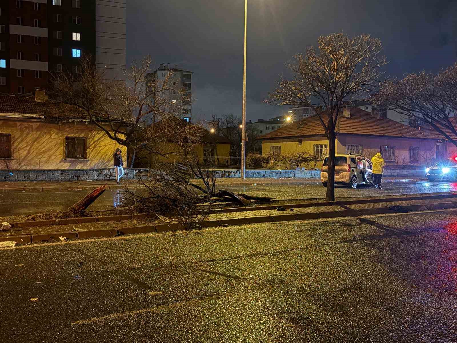 kaza savrulan otomobil agaci ikiye boldu 4 yarali 0 bB5vmp9F