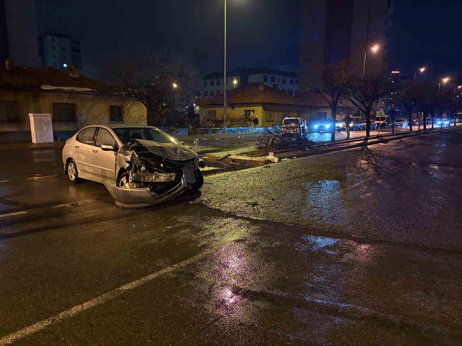 kaza savrulan otomobil agaci ikiye boldu 4 yarali 1 OkX6pCsW