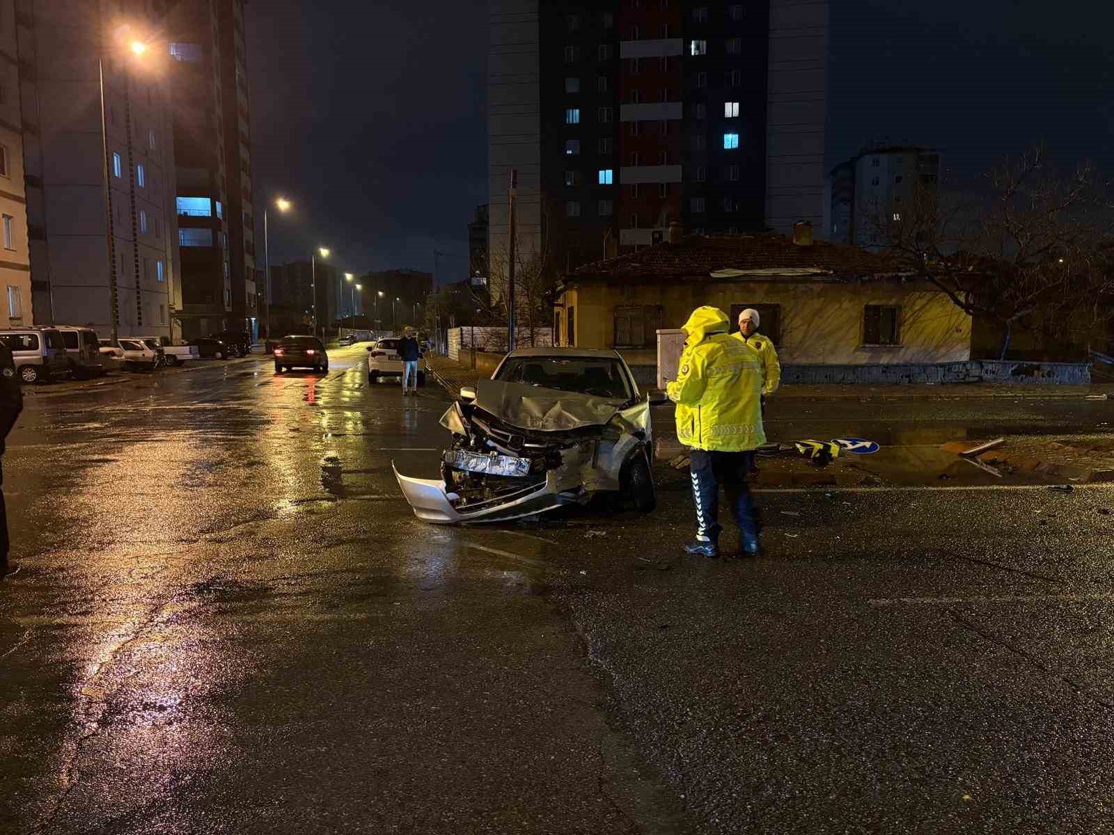 kaza savrulan otomobil agaci ikiye boldu 4 yarali 2 SfOHq363