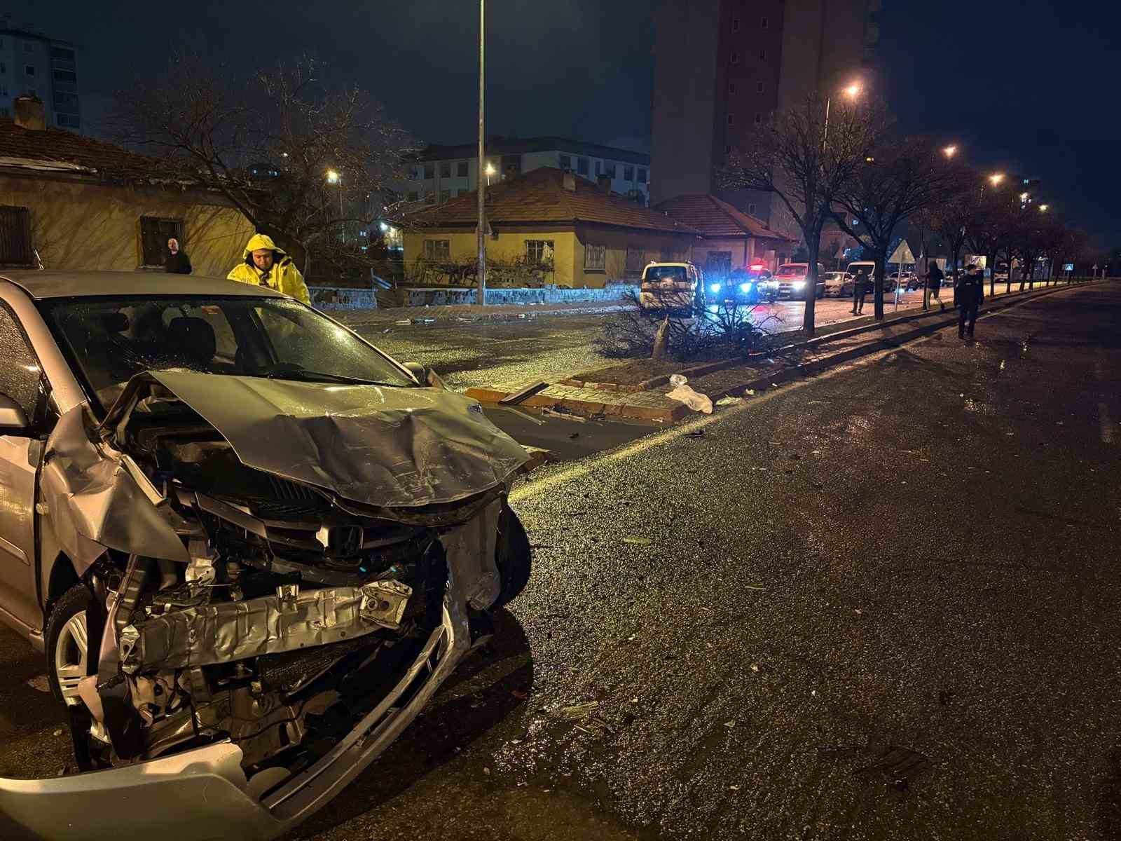 kaza savrulan otomobil agaci ikiye boldu 4 yarali 3 3nQ3aVjz