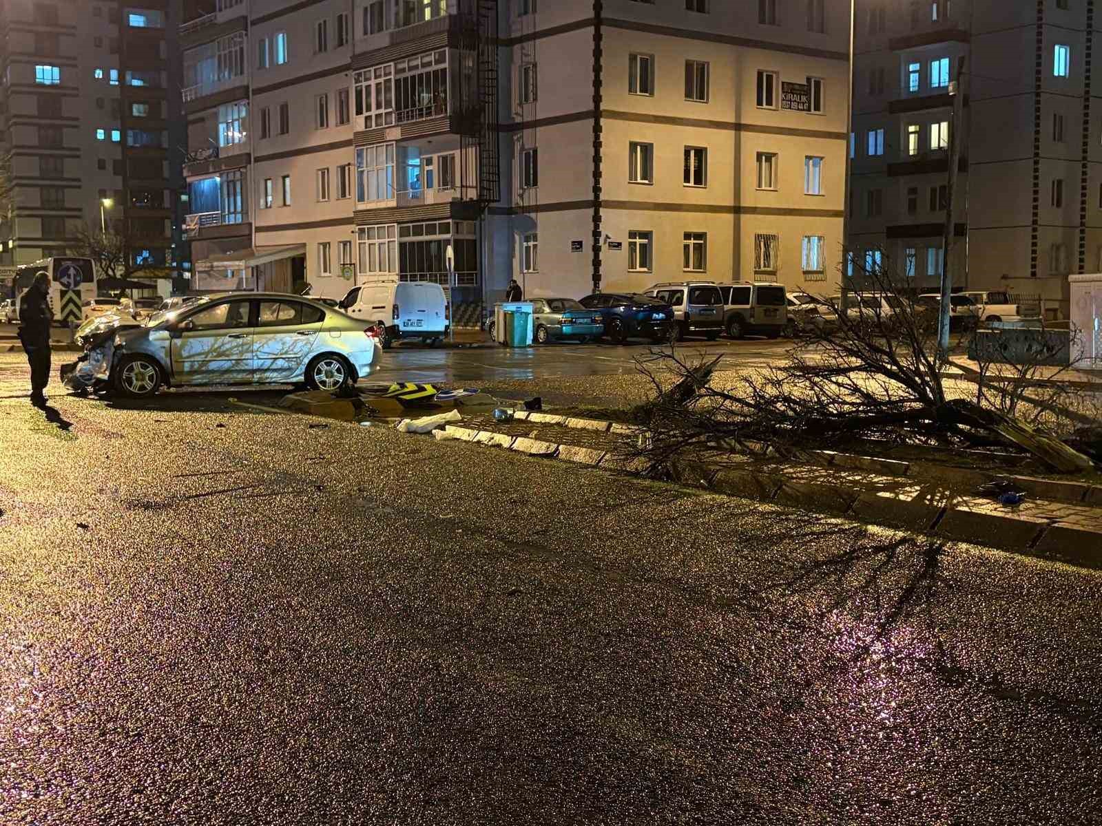 kaza savrulan otomobil agaci ikiye boldu 4 yarali 4 fTaryn9w