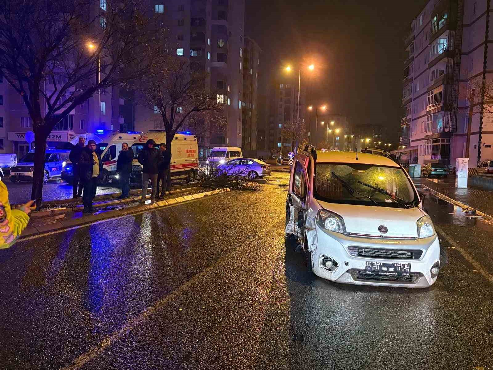 kaza savrulan otomobil agaci ikiye boldu 4 yarali 5 ItLPcu8H