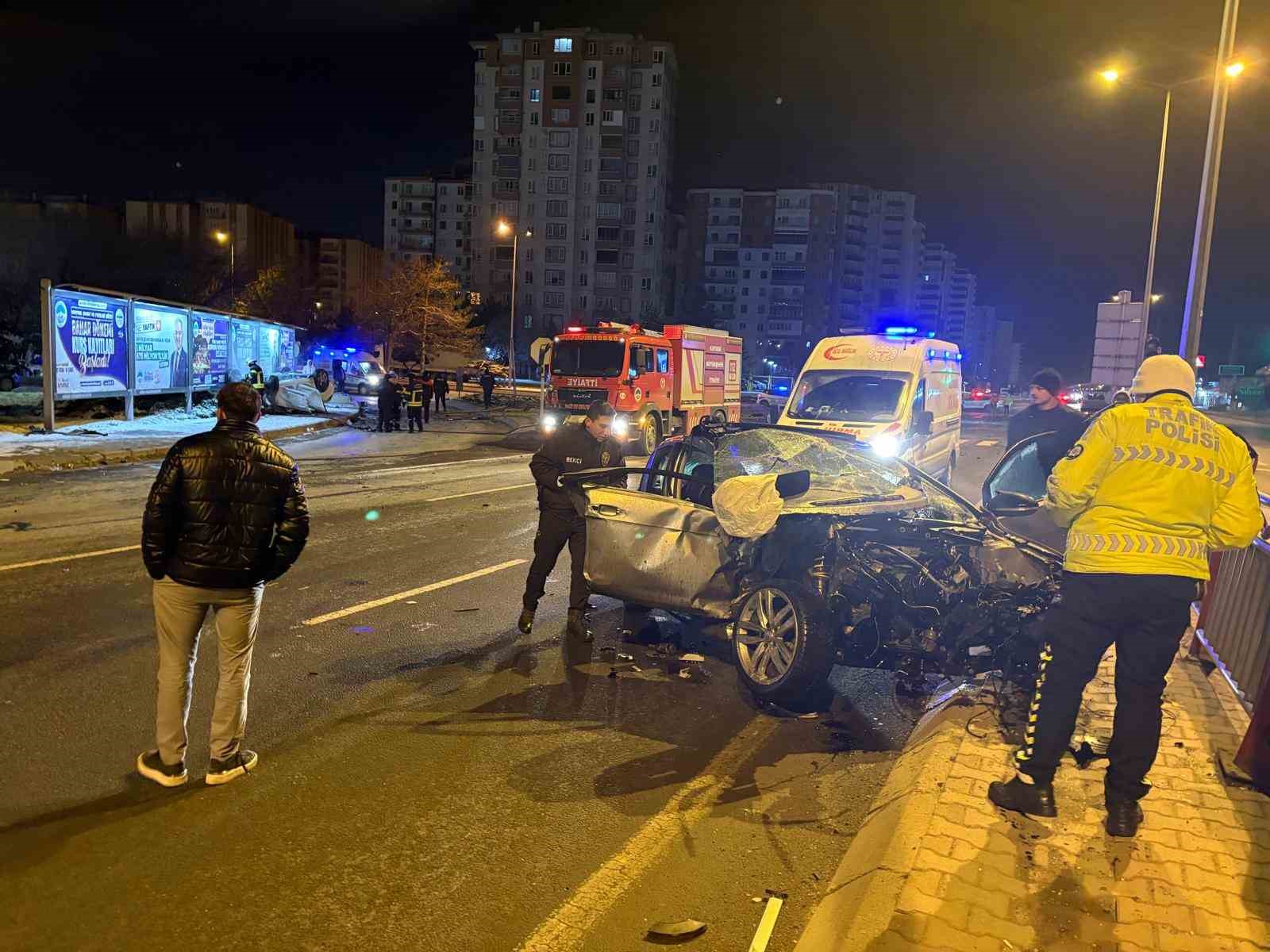 Kaza sonrası alev alan otomobilde can pazarı: 2’si ağır 3 yaralı 4 kaza sonrasi alev alan otomobilde can pazari 2si agir 3 yarali 0 zkjEKvXu