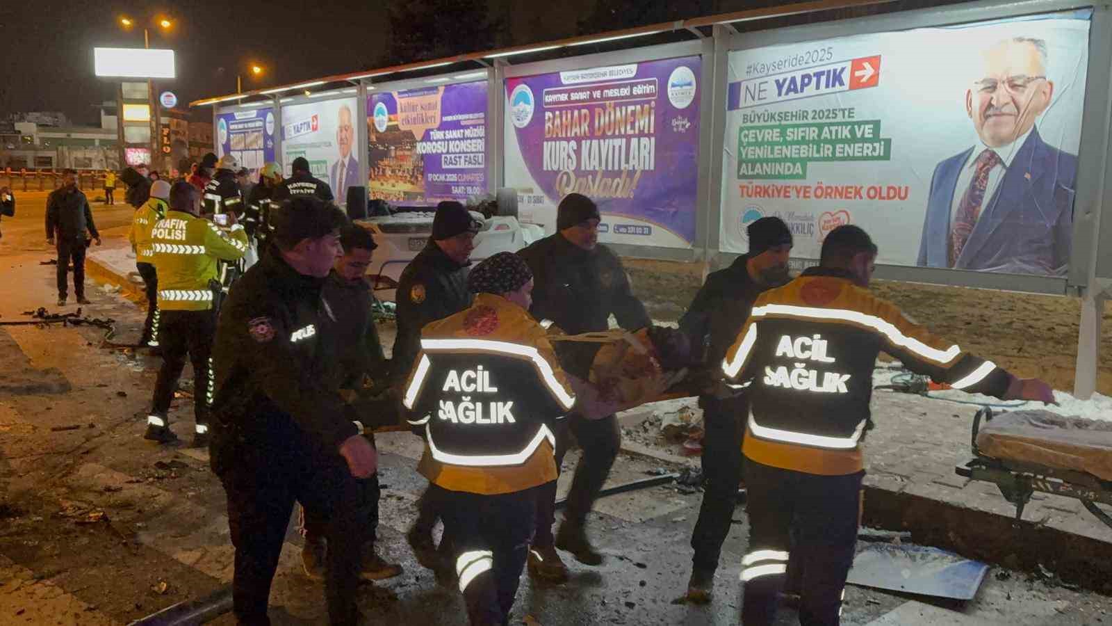 Kaza sonrası alev alan otomobilde can pazarı: 2’si ağır 3 yaralı 5 kaza sonrasi alev alan otomobilde can pazari 2si agir 3 yarali 1 irpSdSrC