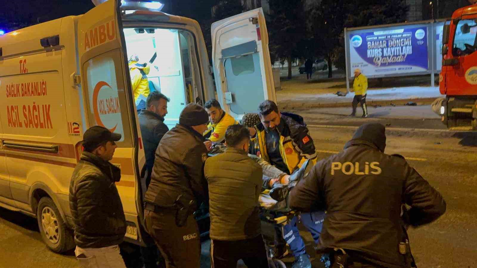Kaza sonrası alev alan otomobilde can pazarı: 2’si ağır 3 yaralı 6 kaza sonrasi alev alan otomobilde can pazari 2si agir 3 yarali 2 eWciG7mJ