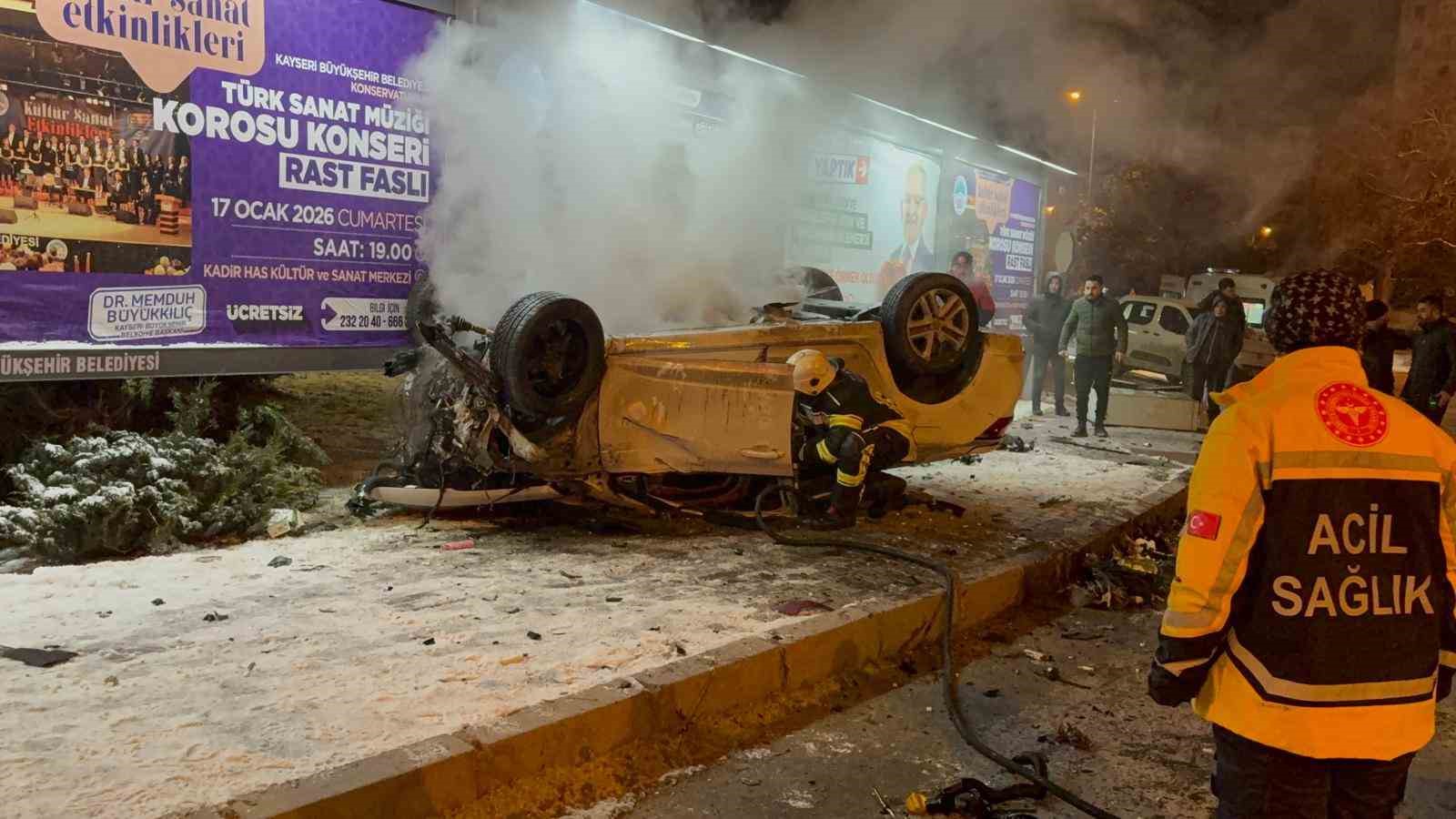 Kaza sonrası alev alan otomobilde can pazarı: 2’si ağır 3 yaralı 7 kaza sonrasi alev alan otomobilde can pazari 2si agir 3 yarali 3 S8hHhvc1