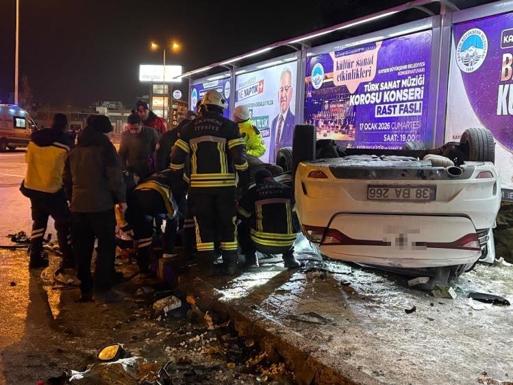 Kaza sonrası alev alan otomobilde can pazarı: 2’si ağır 3 yaralı 8 kaza sonrasi alev alan otomobilde can pazari 2si agir 3 yarali 4 ZI7vO2jY