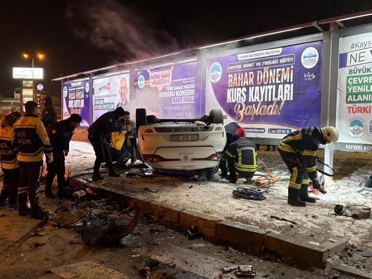 Kaza sonrası alev alan otomobilde can pazarı: 2’si ağır 3 yaralı 9 kaza sonrasi alev alan otomobilde can pazari 2si agir 3 yarali 5 IvWunWas