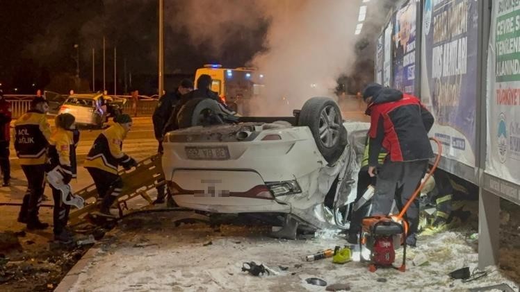 Kaza sonrası alev alan otomobilde can pazarı: 2’si ağır 3 yaralı 10 kaza sonrasi alev alan otomobilde can pazari 2si agir 3 yarali 6 QSLkdIuX
