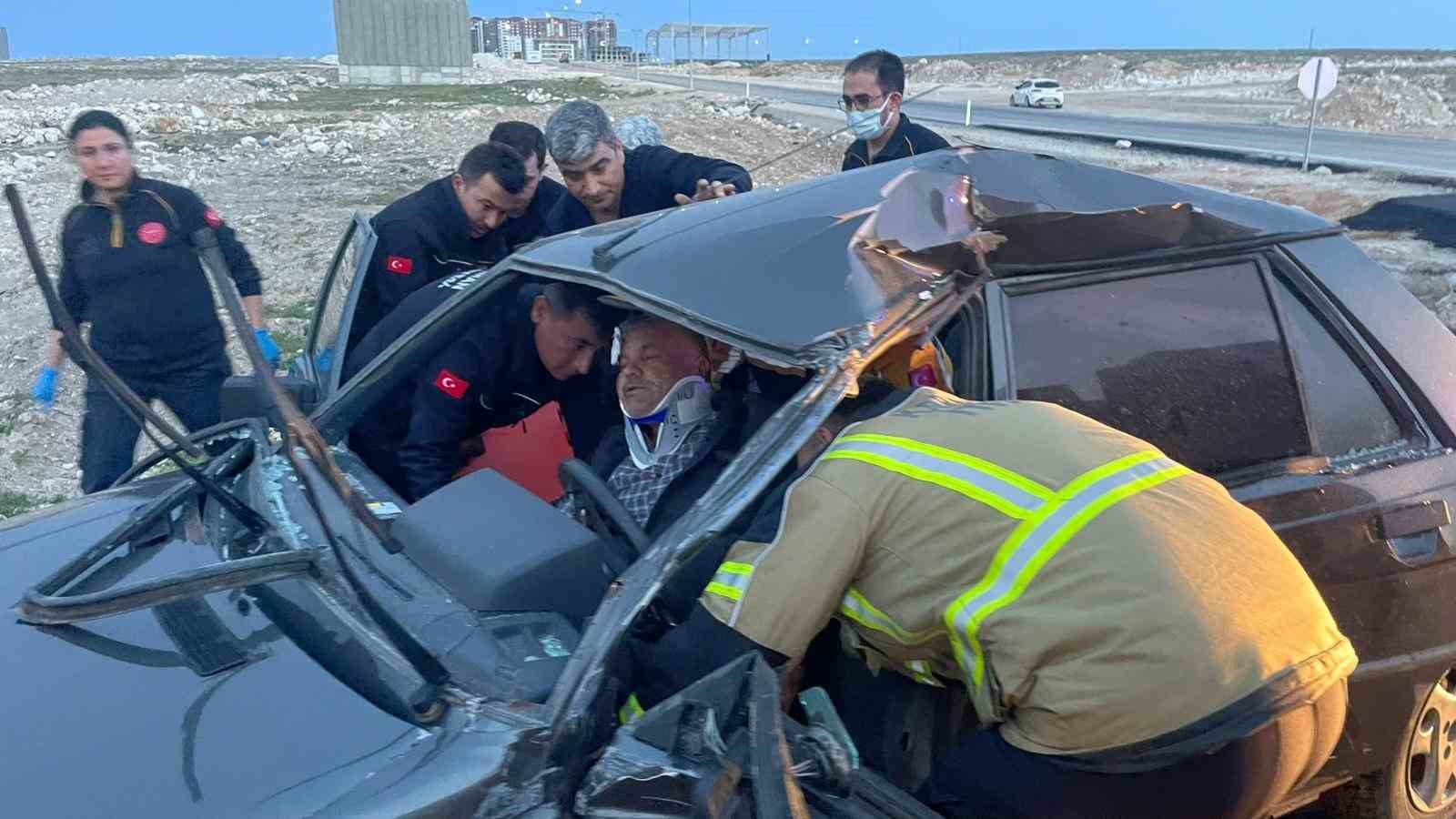 kaza sonrasi aracta sikisan kari kocayi itfaiye kurtardi 2 X3Rql4E3