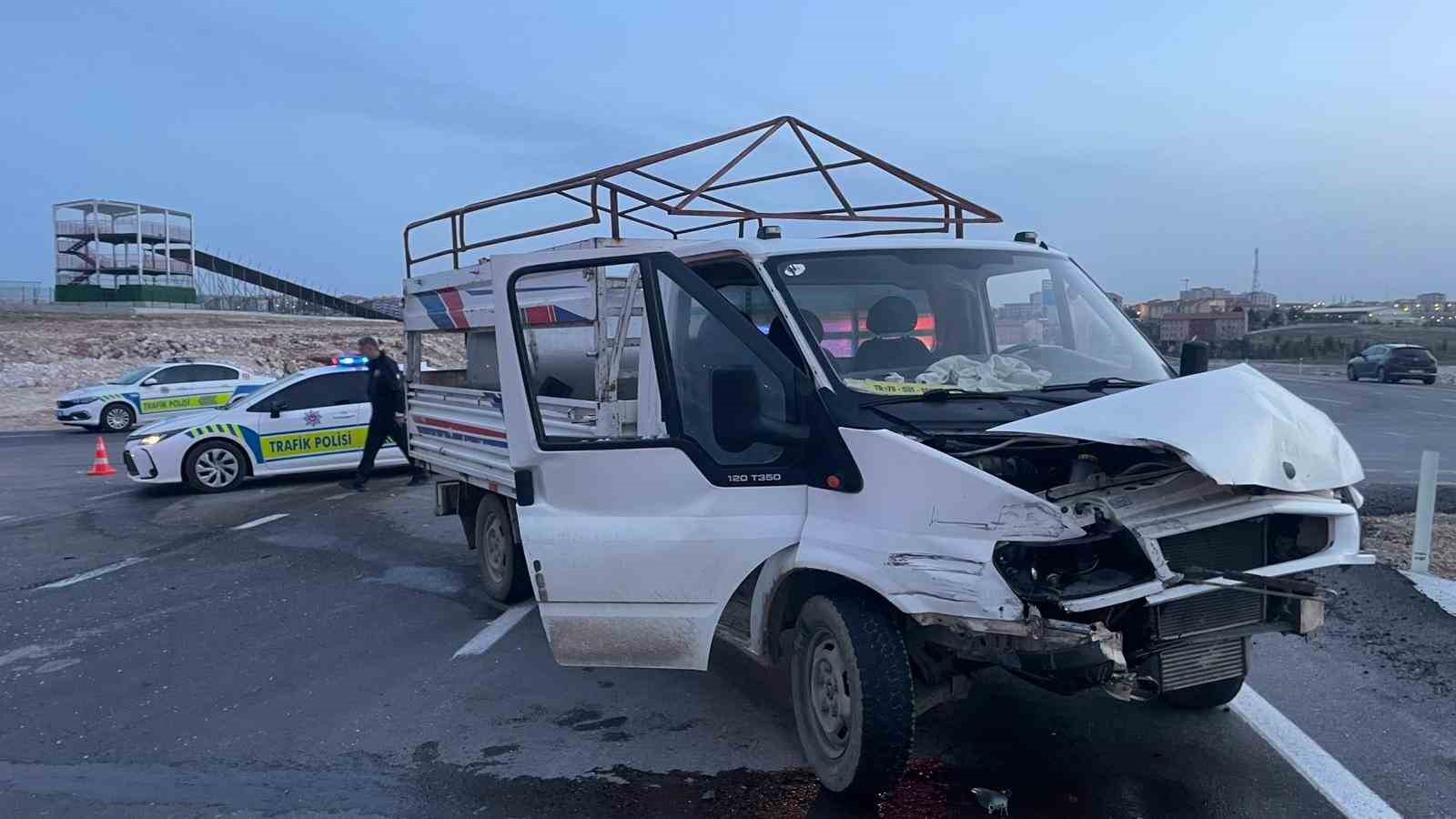 kaza sonrasi aracta sikisan kari kocayi itfaiye kurtardi 4 G4jjYWIH