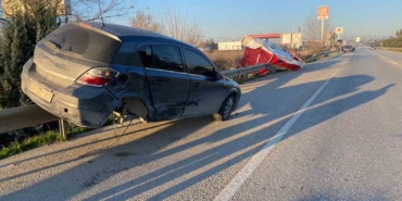 kaza-sonrasi-bariyerlerde-asili-kaldi-r4FetQ4X.jpg