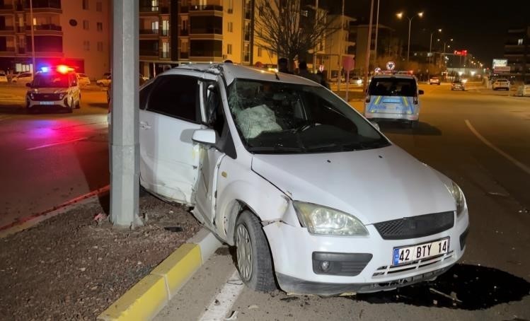 kaza sonrasi cam ve plastik parcalariyla dolan yolu vatandas kirilan agacla boyle temizledi 1 IrFSYKYh
