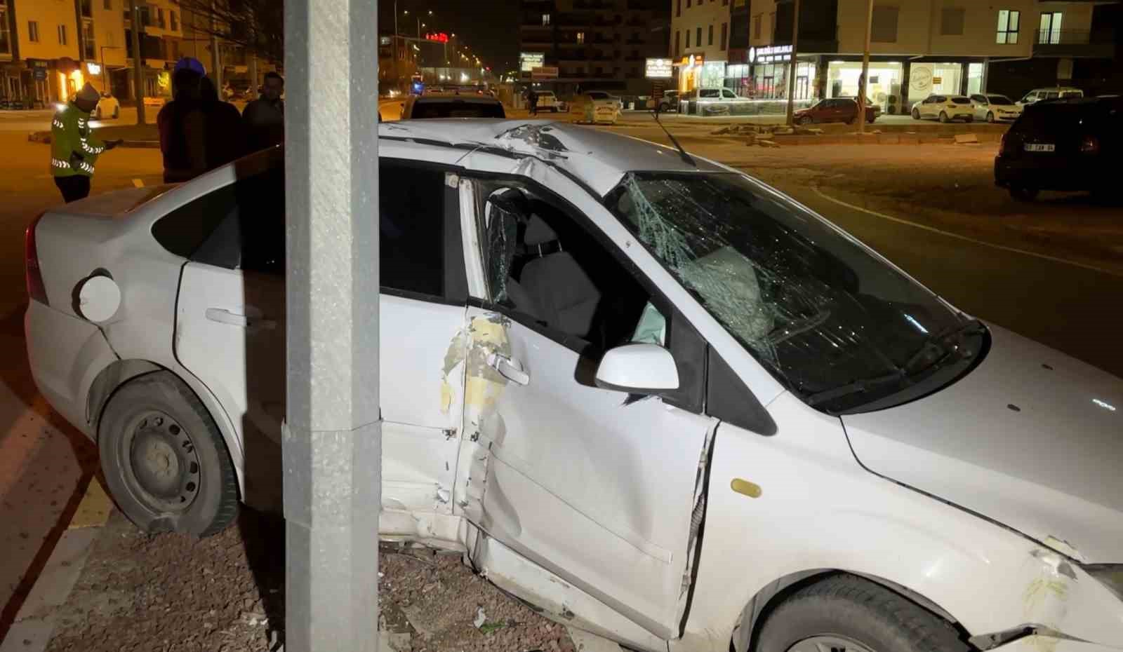 kaza sonrasi cam ve plastik parcalariyla dolan yolu vatandas kirilan agacla boyle temizledi 2