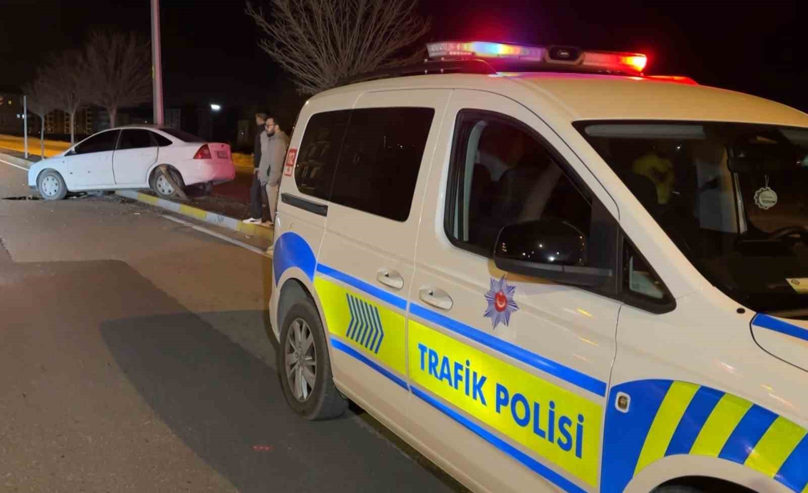 kaza sonrasi cam ve plastik parcalariyla dolan yolu vatandas kirilan agacla boyle temizledi 3 l2IrDRDK