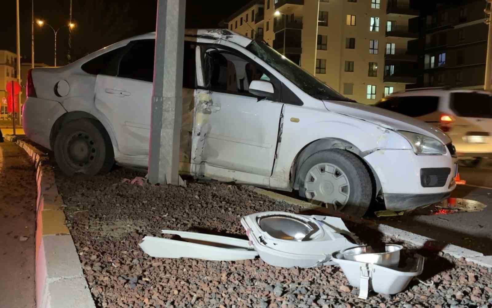 kaza sonrasi cam ve plastik parcalariyla dolan yolu vatandas kirilan agacla boyle temizledi 4 p4fNURP2