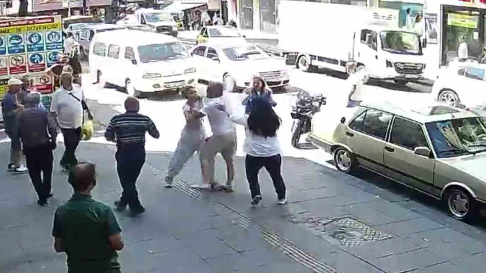 kaza sonrasi cikan kavgada ortalik savas alanina dondu kadin surucuyu boyle darp etti 1 YyOApBcY
