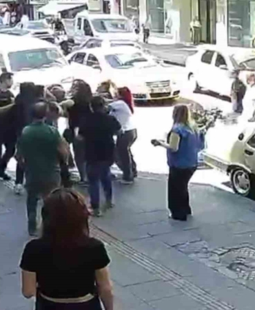 kaza-sonrasi-cikan-kavgada-ortalik-savas-alanina-dondu-kadin-surucuyu-boyle-darp-etti-YEZduBUd.jpg