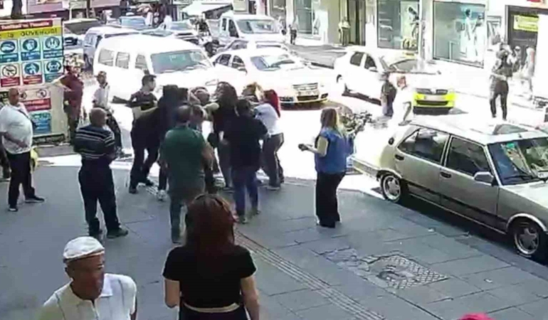 kaza-sonrasi-cikan-kavgada-ortalik-savas-alanina-dondu-kadin-surucuyu-boyle-darp-etti-YEZduBUd.jpg