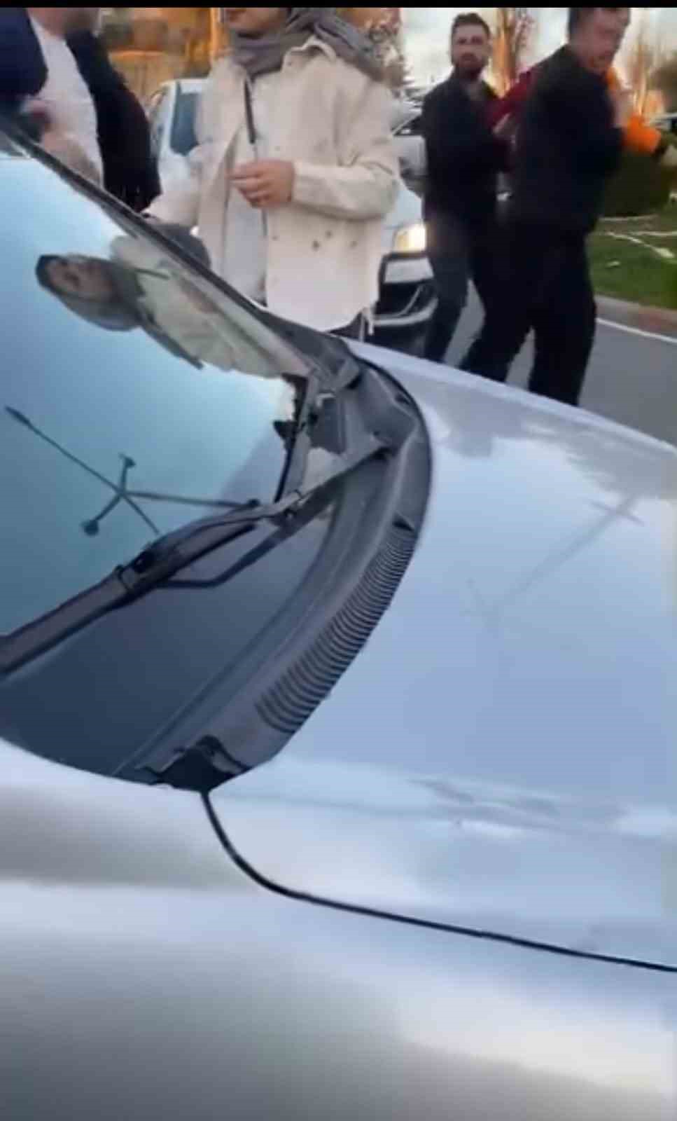 kaza sonrasi cocuklarin cigliklarina ragmen kavga ettiler 2 3cBRTGqK