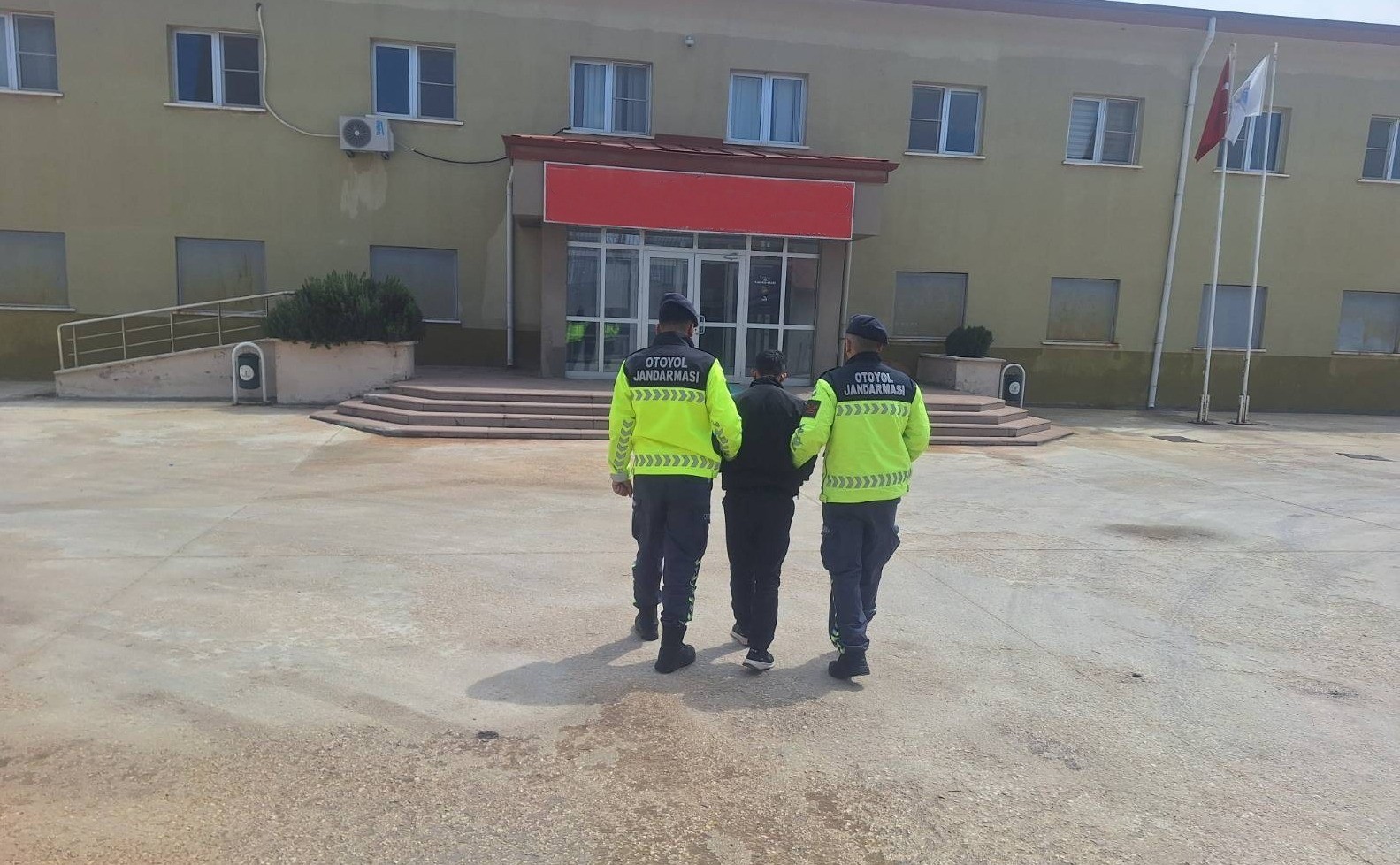 kaza sonrasi darp olayina 4 tutuklama 3 X1NFStLY
