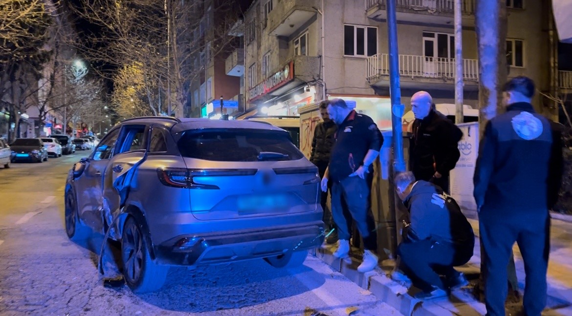 Kaza sonrası "eşimle kavga ettim" diyerek arabayı bırakıp olay yerinden firar etmiş 5 kaza sonrasi esimle kavga ettim diyerek arabayi birakip olay yerinden firar etmis 1 sO3hIFXg