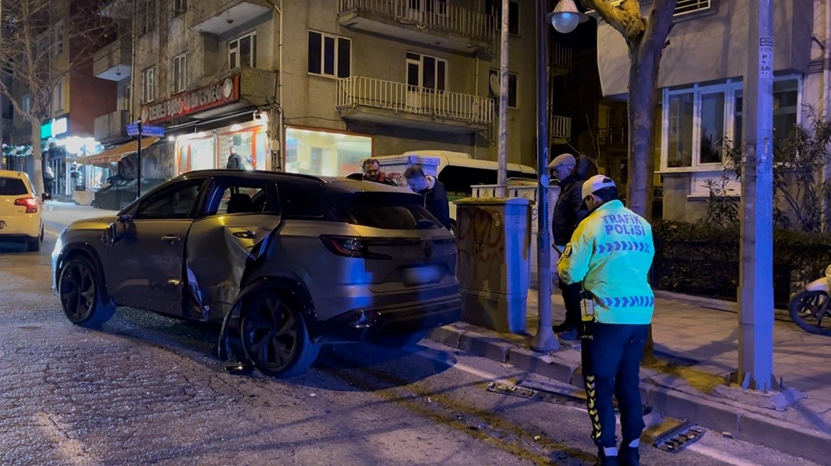 Kaza sonrası "eşimle kavga ettim" diyerek arabayı bırakıp olay yerinden firar etmiş 6 kaza sonrasi esimle kavga ettim diyerek arabayi birakip olay yerinden firar etmis 2 ZKJaeLAZ