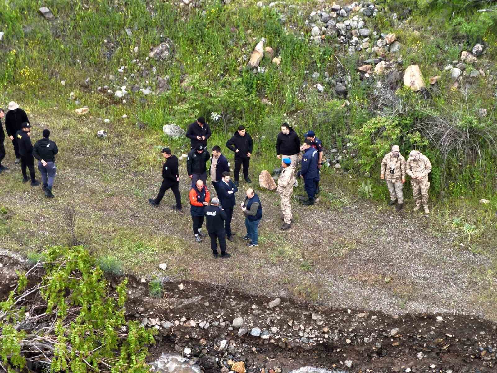 Kaza sonrası Kelkit Çayı’na atlamıştı, arama çalışmaları 4’üncü gününde devam ediyor 4 kaza sonrasi kelkit cayina atlamisti arama calismalari 4uncu gununde devam ediyor 0 K1V2fms8