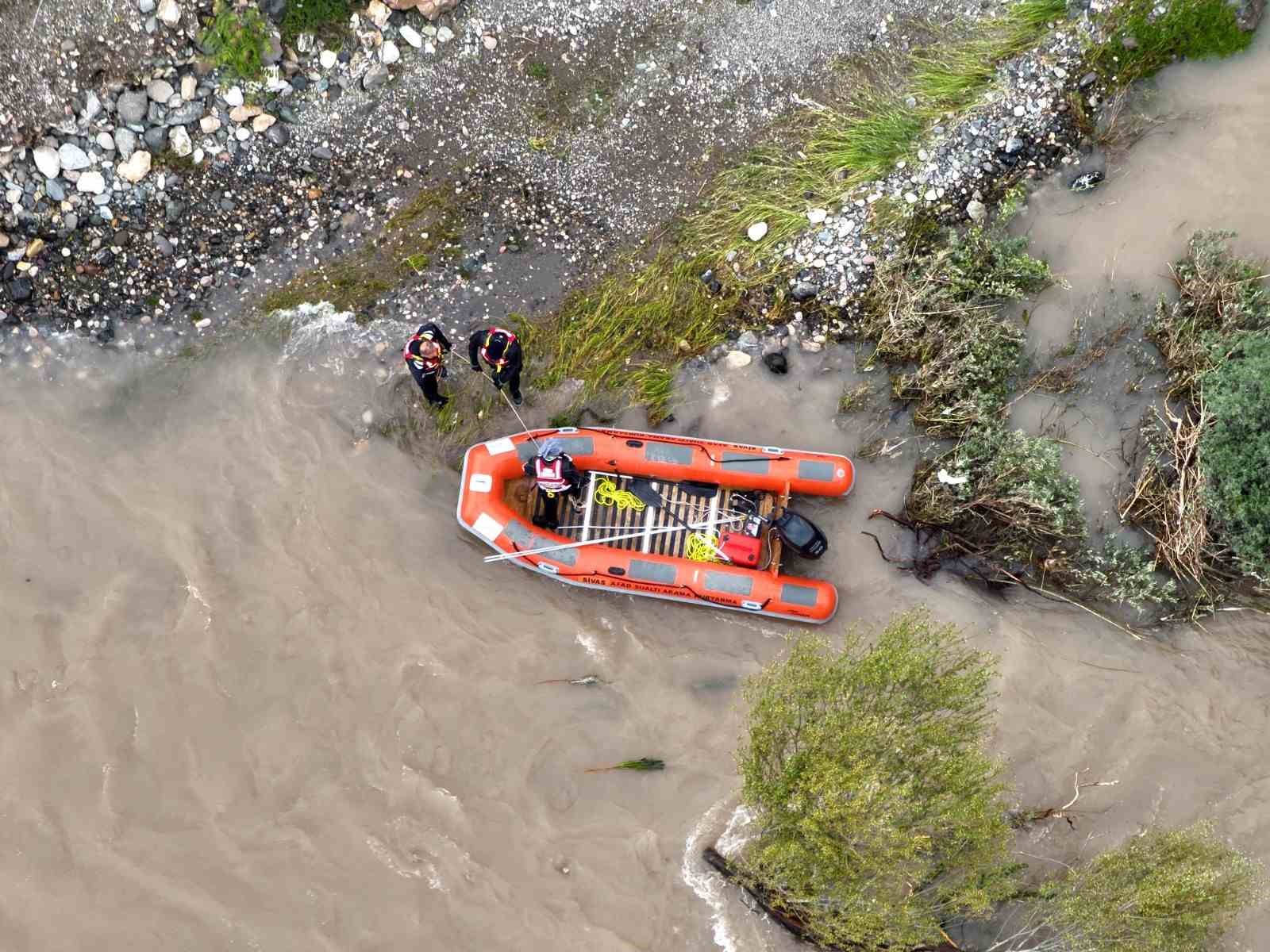 Kaza sonrası Kelkit Çayı’na atlamıştı, arama çalışmaları 4’üncü gününde devam ediyor 5 kaza sonrasi kelkit cayina atlamisti arama calismalari 4uncu gununde devam ediyor 1 fwju1KWT