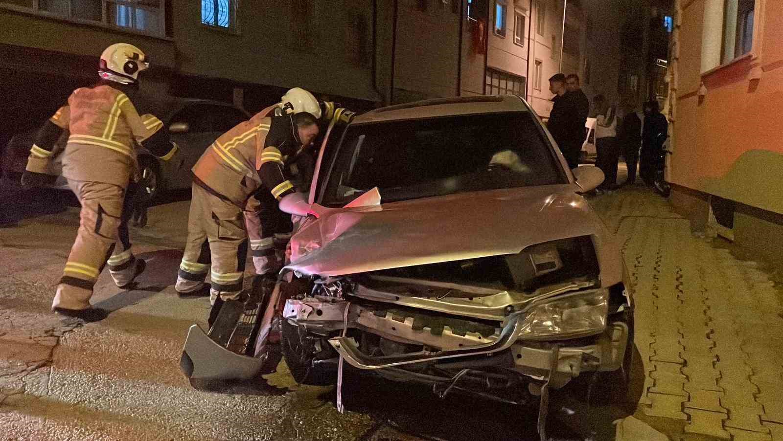 kaza sonrasi kendilerini otomobilden disari attilar 0
