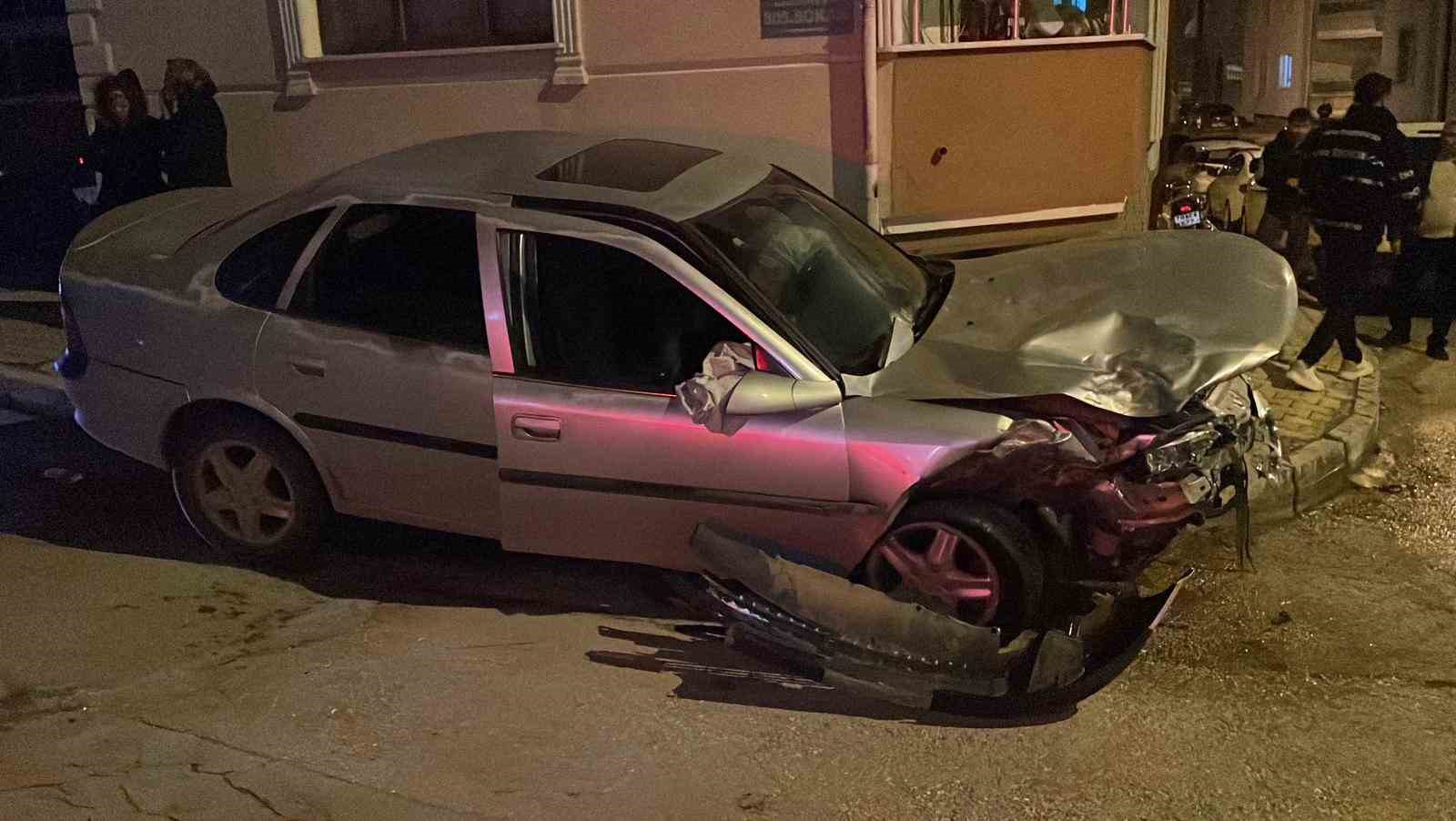 kaza sonrasi kendilerini otomobilden disari attilar 1 V5RHq4Fr
