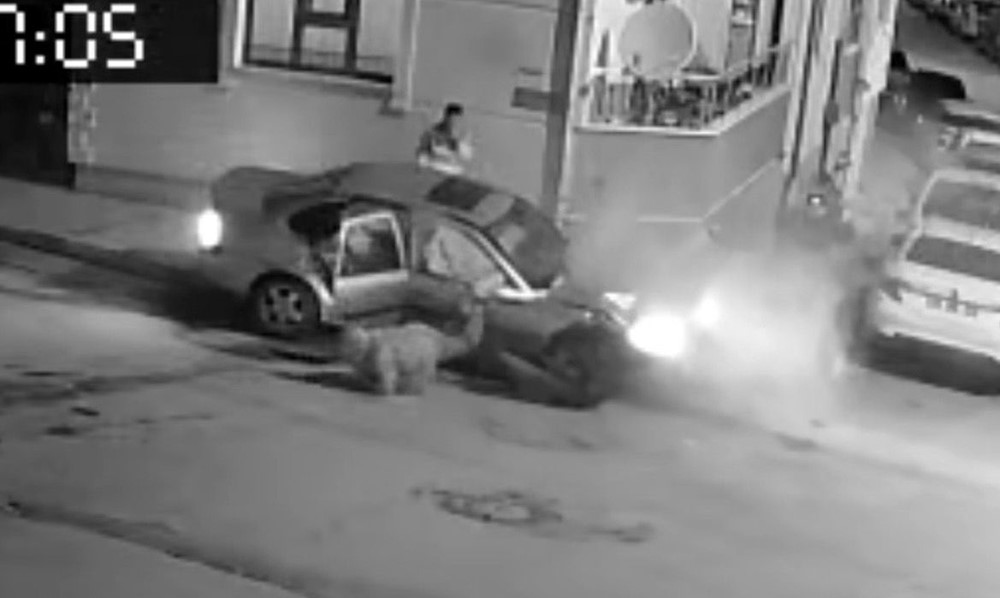 kaza sonrasi kendilerini otomobilden disari attilar 3 MN2ut2w6