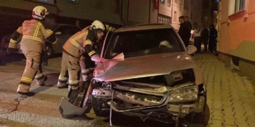 kaza-sonrasi-kendilerini-otomobilden-disari-attilar-zQnpay35.jpg