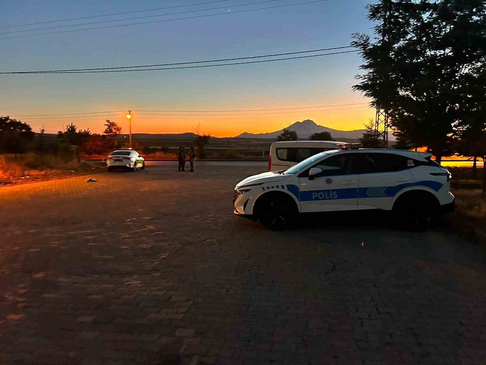 kaza sonrasi olay yerinden kacmak isteyen sahis minibusu vatandaslarin ve polisin uzerine surdu 1 PSETBg43