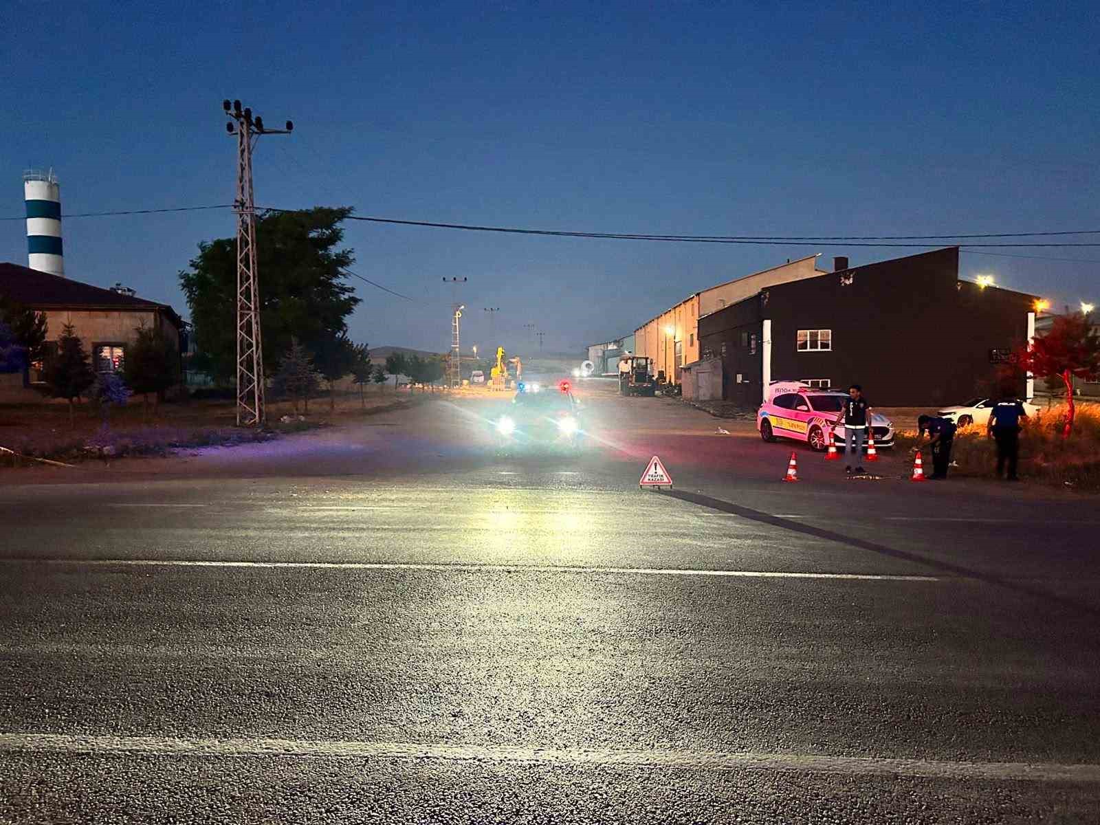 kaza sonrasi olay yerinden kacmak isteyen sahis minibusu vatandaslarin ve polisin uzerine surdu 1 i9DG2XT5