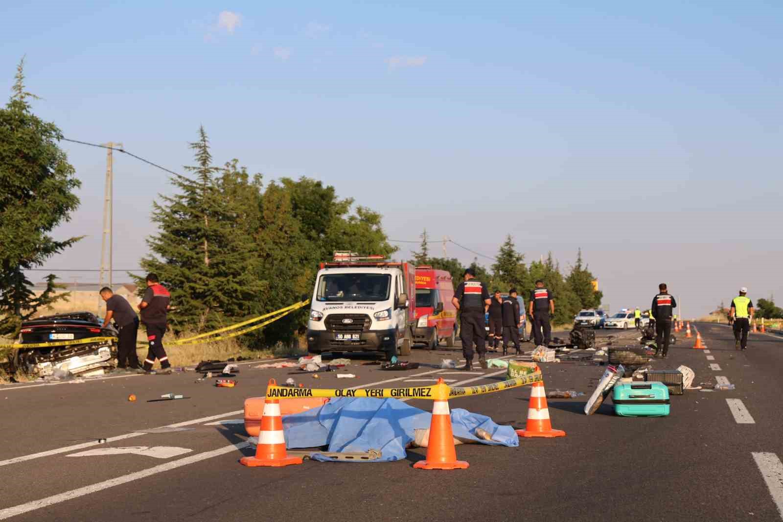 Kaza sonrası ortalık savaş alanına döndü: Aynı aileden 3 ölü 1 yaralı 6 kaza sonrasi ortalik savas alanina dondu ayni aileden 3 olu 1 yarali 2 E6VF3SIt