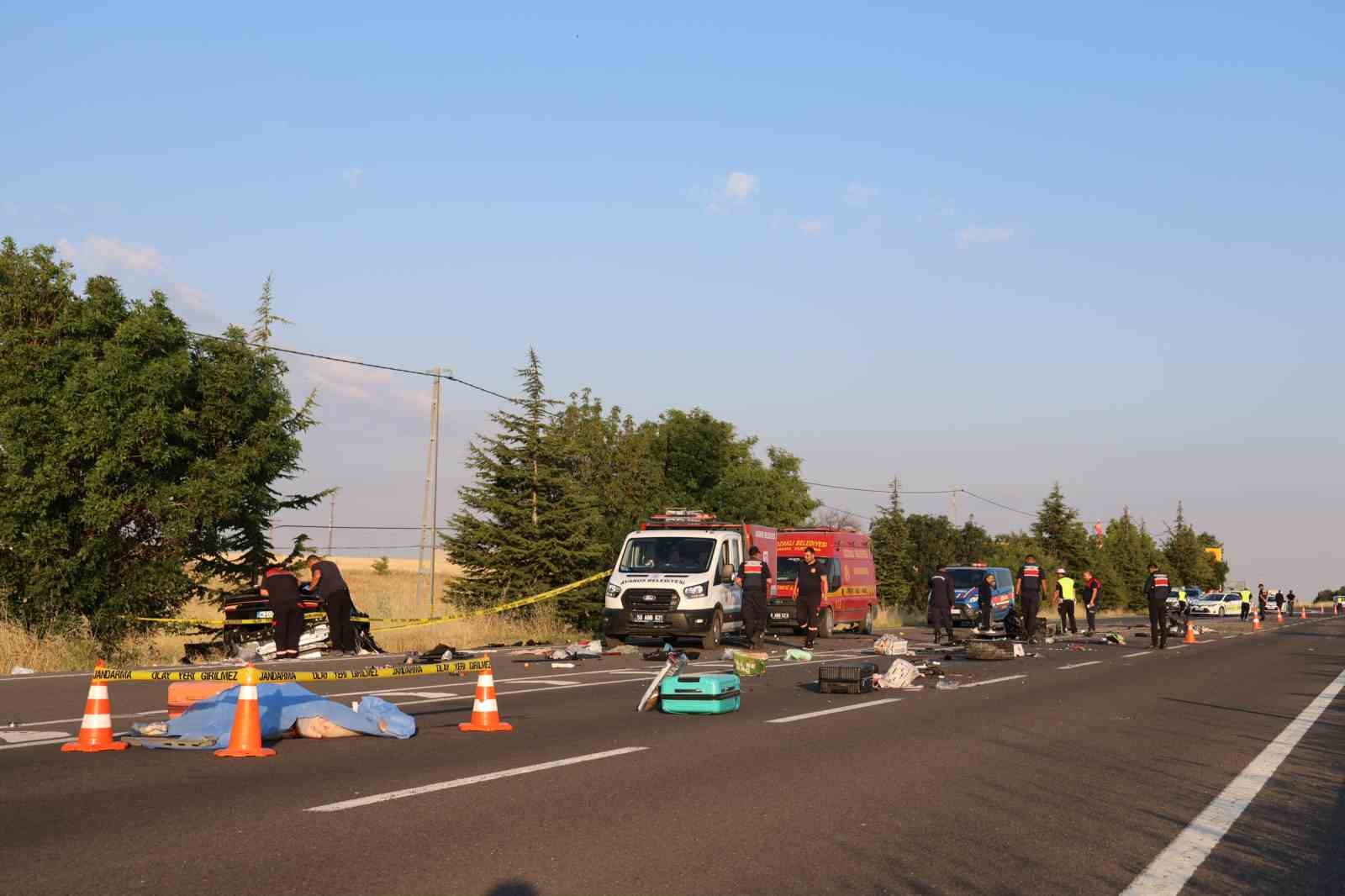 Kaza sonrası ortalık savaş alanına döndü: Aynı aileden 3 ölü 1 yaralı 7 kaza sonrasi ortalik savas alanina dondu ayni aileden 3 olu 1 yarali 3 3PI6R7gz
