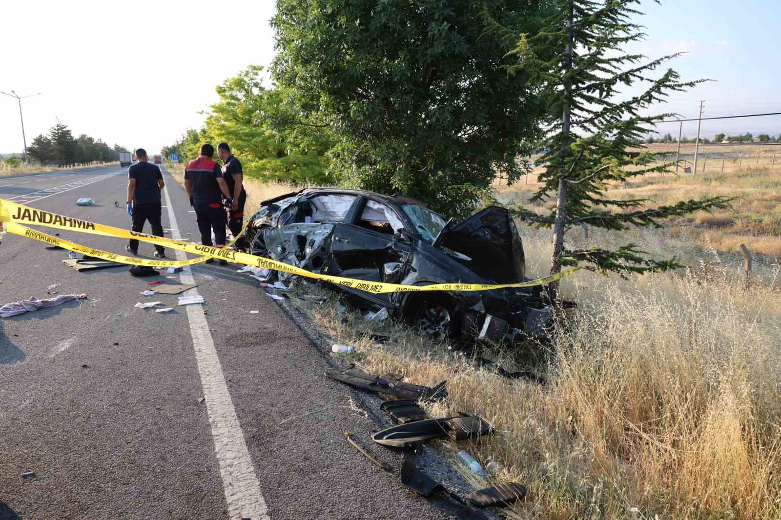 Kaza sonrası ortalık savaş alanına döndü: Aynı aileden 3 ölü 1 yaralı 8 kaza sonrasi ortalik savas alanina dondu ayni aileden 3 olu 1 yarali 4 wVbQ6EwH