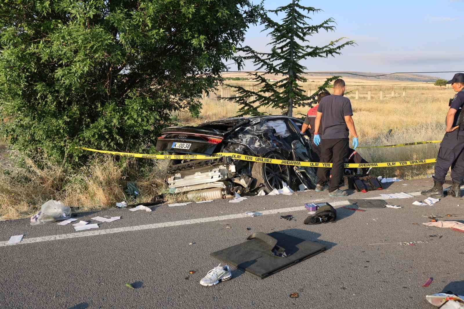 Kaza sonrası ortalık savaş alanına döndü: Aynı aileden 3 ölü 1 yaralı 9 kaza sonrasi ortalik savas alanina dondu ayni aileden 3 olu 1 yarali 5 E8JmciZG