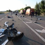 kaza-sonrasi-ortalik-savas-alanina-dondu-ayni-aileden-3-olu-1-yarali-yrLLHFa9.jpg
