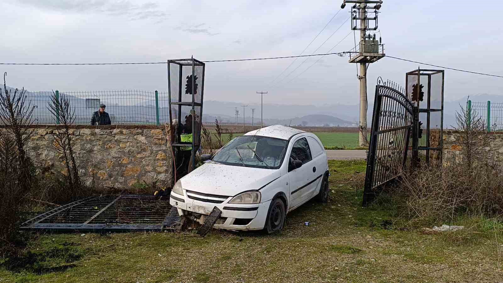 kaza sonrasi otomobilde bayilan surucu donmak uzereyken bulundu 2 VFUHJz4i