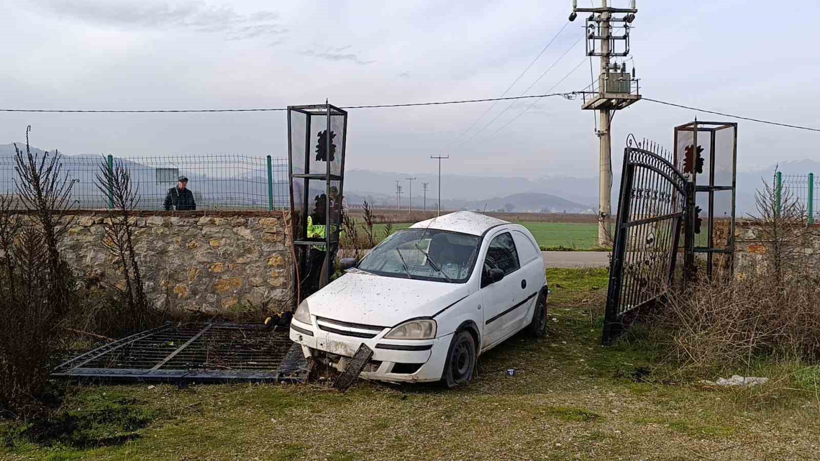 kaza sonrasi otomobilde bayilan surucu donmak uzereyken bulundu 4 Be69XDUV