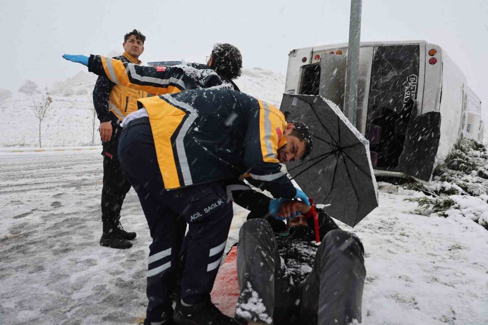 kaza sonrasi saglik ekiplerini semsiye ile yatarak bekledi 1 LeT65TQP