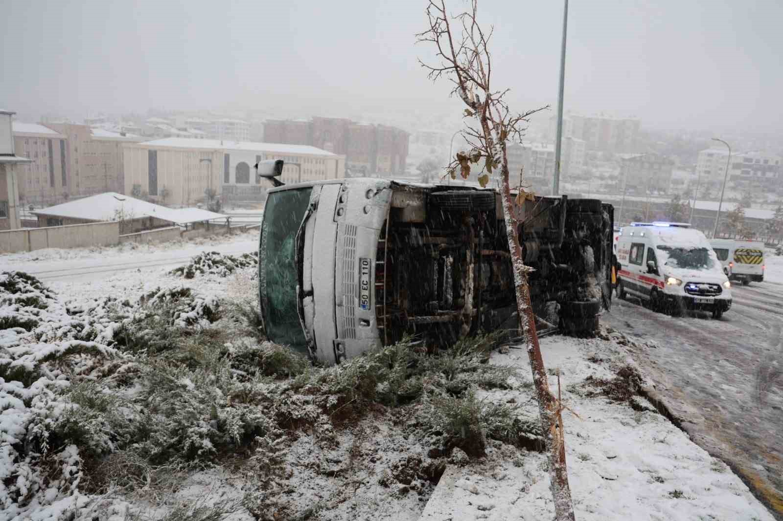 kaza sonrasi saglik ekiplerini semsiye ile yatarak bekledi 3