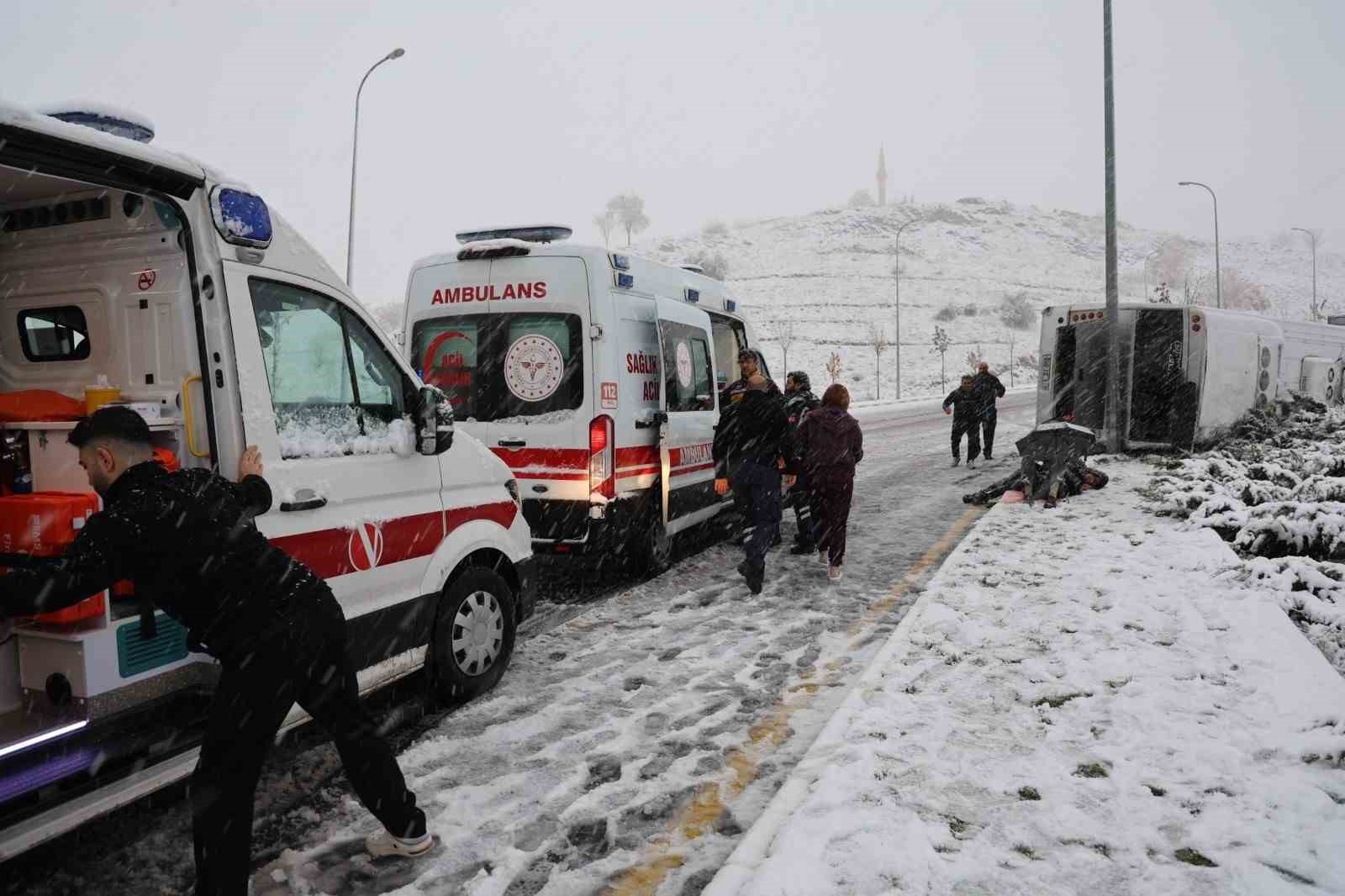 kaza sonrasi saglik ekiplerini semsiye ile yatarak bekledi 4 htkyMMOu