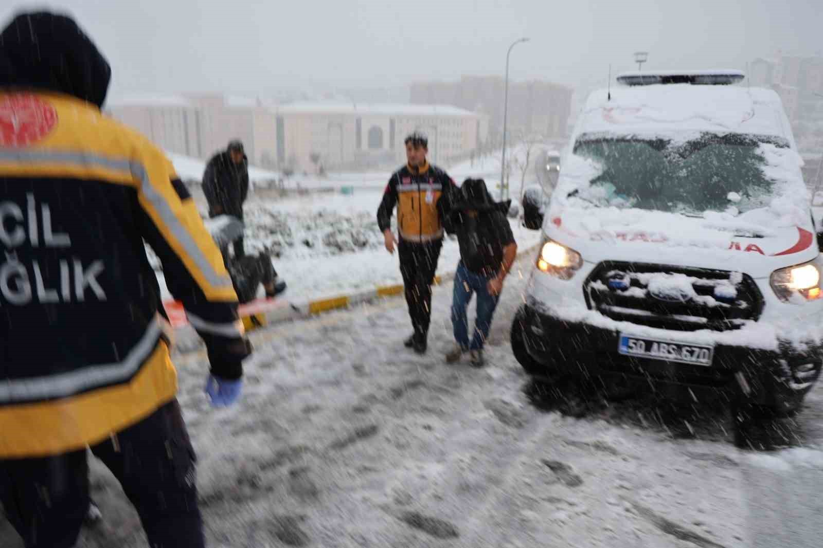 kaza sonrasi saglik ekiplerini semsiye ile yatarak bekledi 6 VuVXKwEn