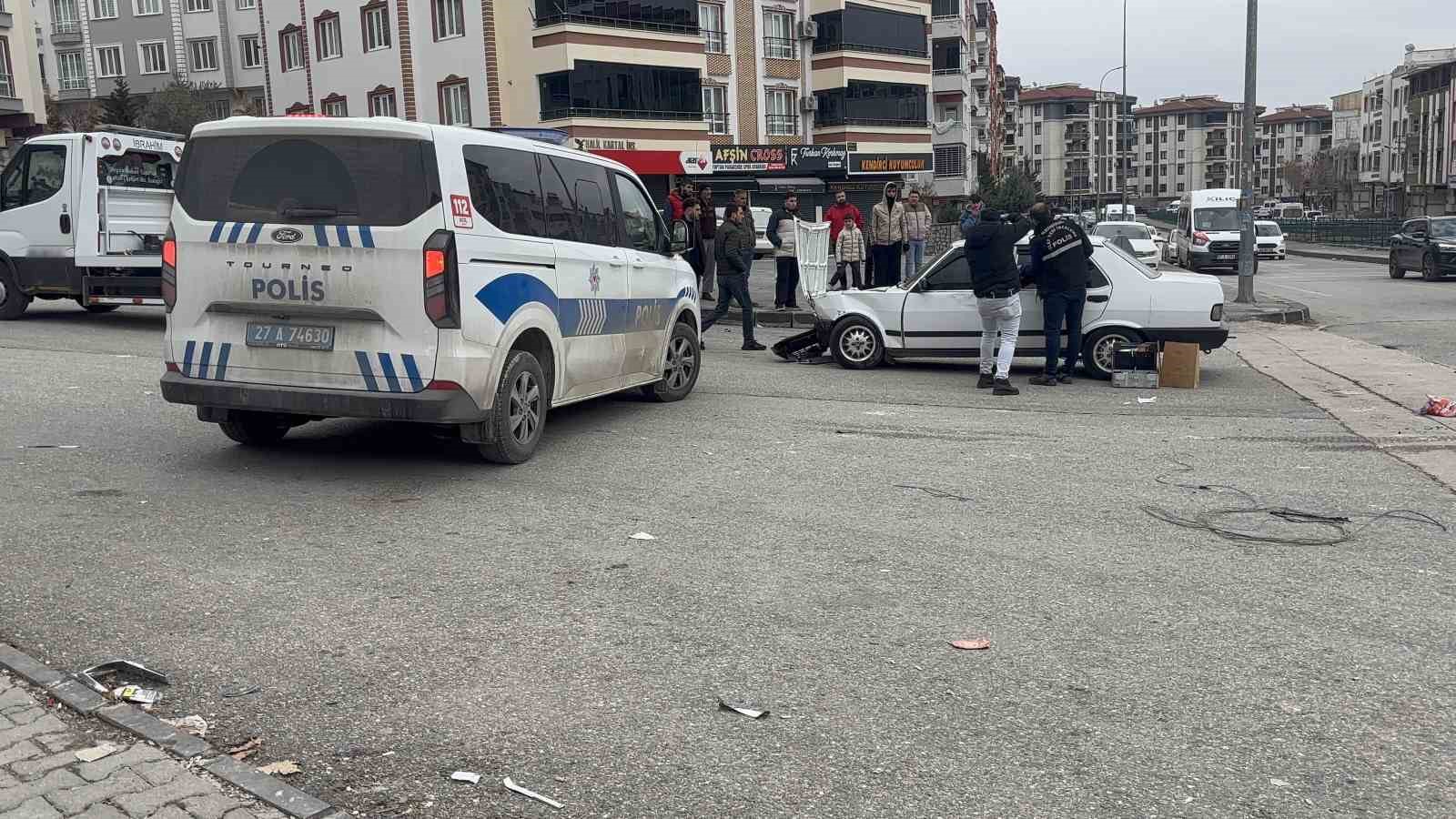 kaza sonrasi savrulan otomobil 4 yasindaki cocuga carpti 0 tCqsPz3Y