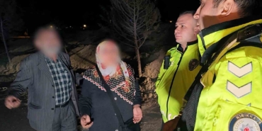 kaza-sonrasi-surucu-kacti-yasli-cift-geldi-polisi-ikna-etmek-icin-dakikalarca-dil-doktuler-KC7dmpRT.jpg
