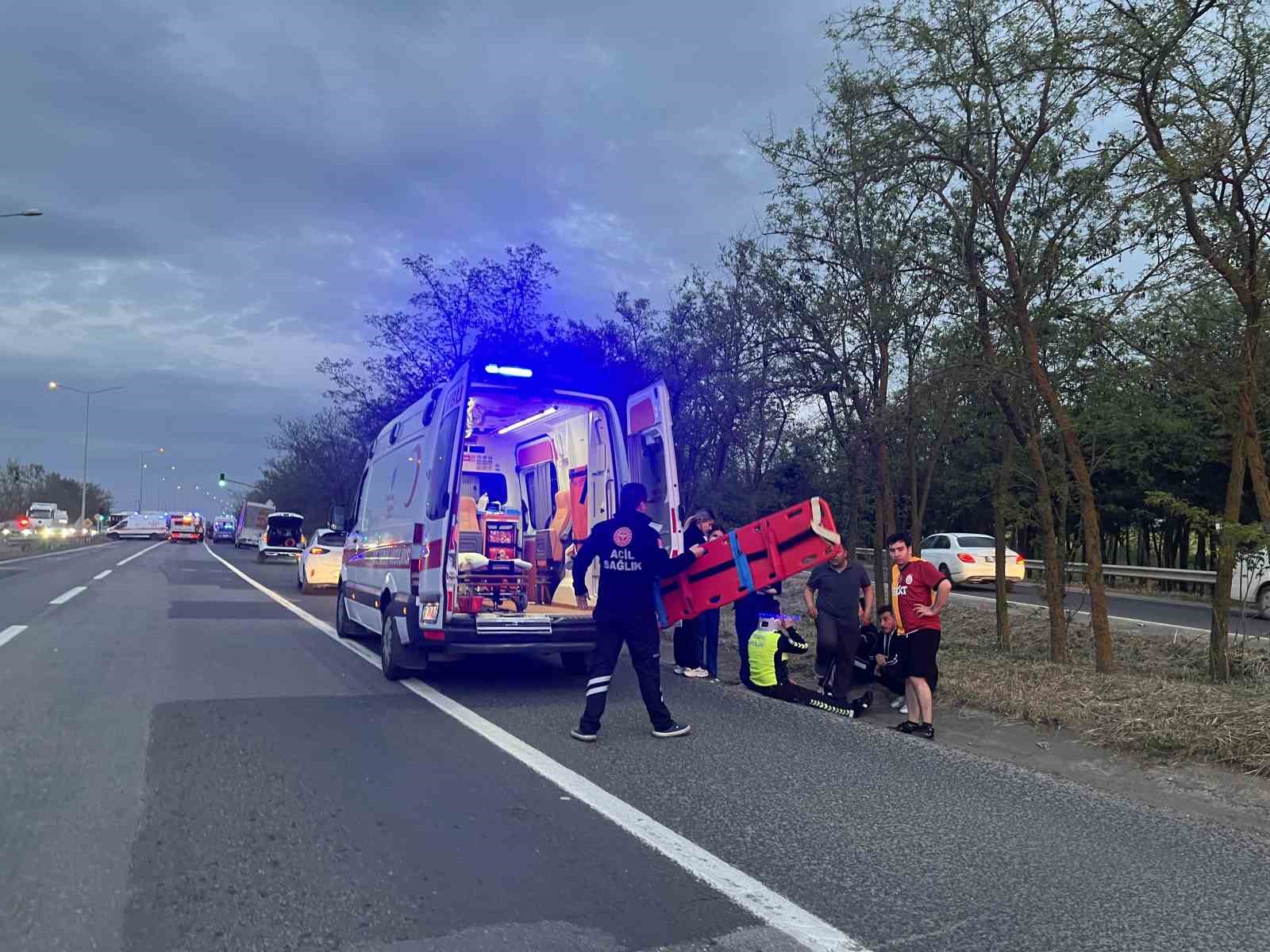 kaza sonrasi trafik guvenligini saglayan polise otomobil carpti 0