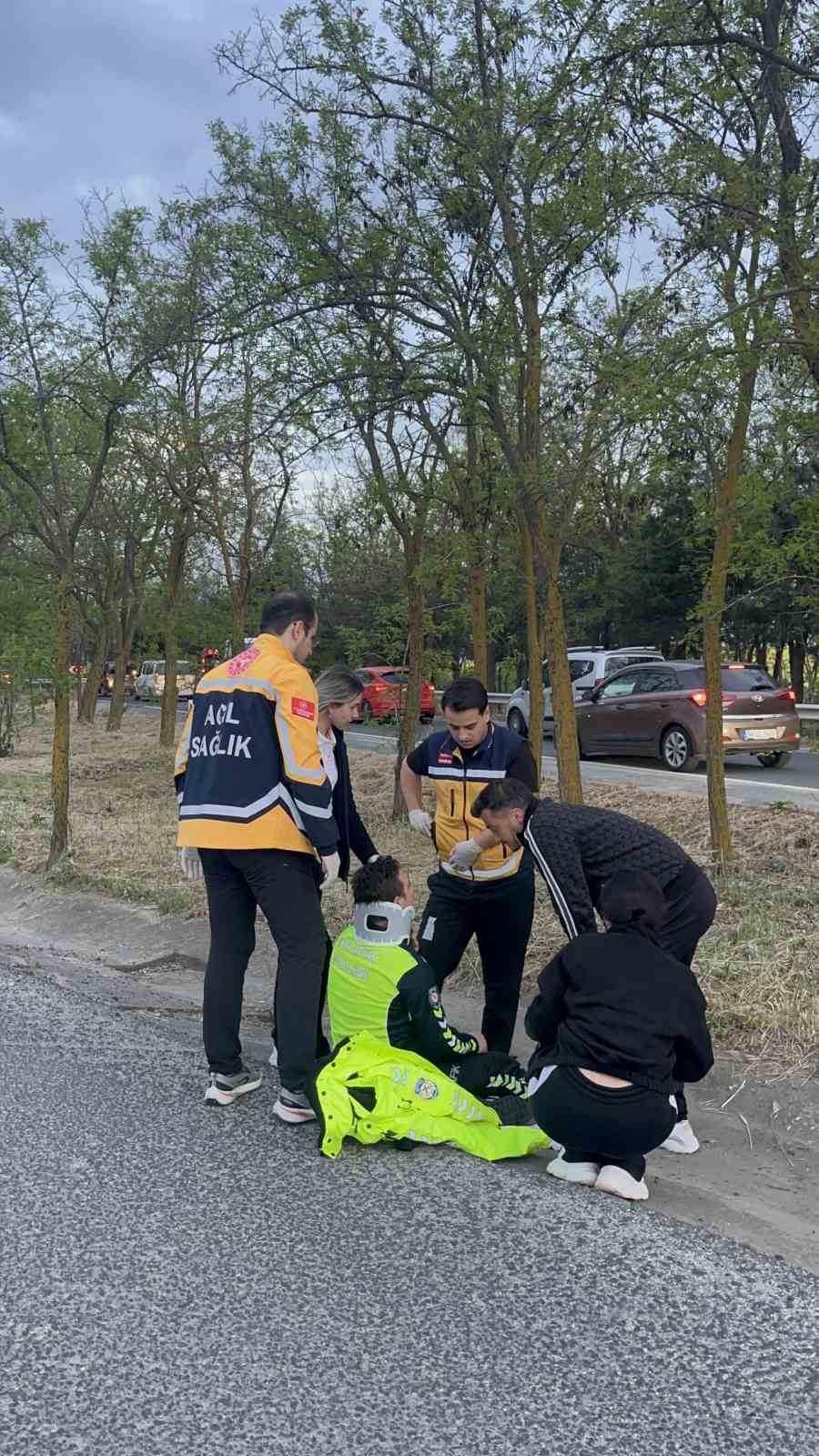 kaza sonrasi trafik guvenligini saglayan polise otomobil carpti 1 tmbMHe4O